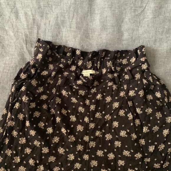 Pants, high waist, loose fit, with tapered leg. Floral print - Picture 2 of 2
